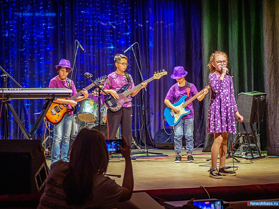   " -  !"   .       19      , ,    