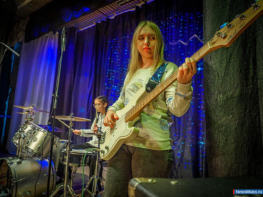   " -  !"   .       19      , ,    