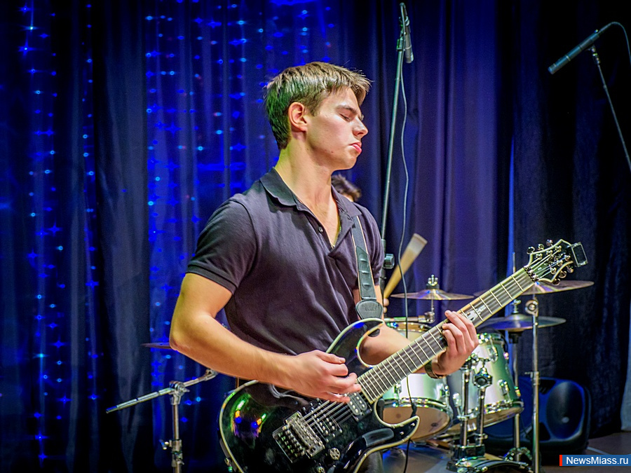   " -  !"   .       19      , ,    