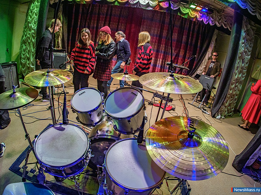   " -  !"   .       19      , ,    