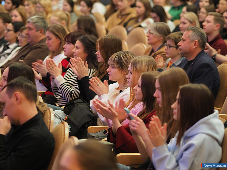 "  !"    1/4   .        , ,  ,   -