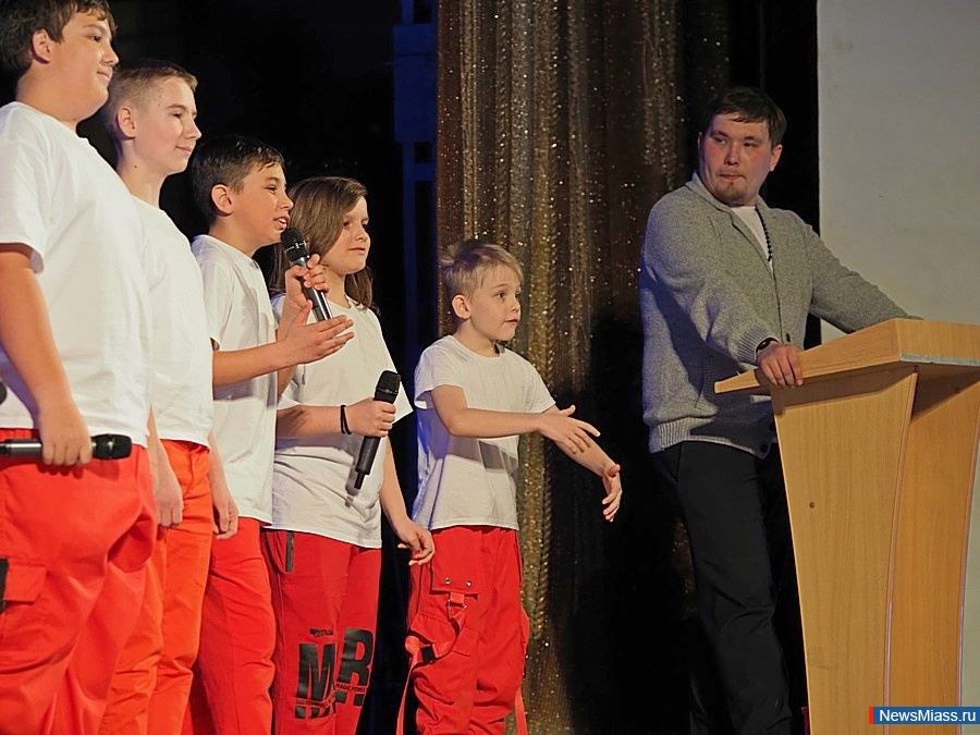 "  !"    1/4   .        , ,  ,   -