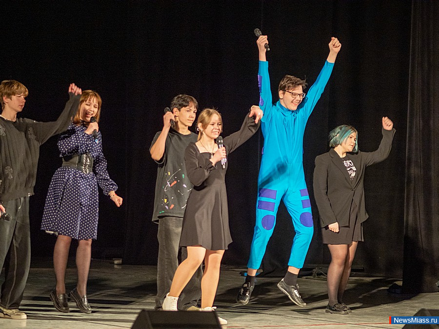 "  !"    1/4   .        , ,  ,   -