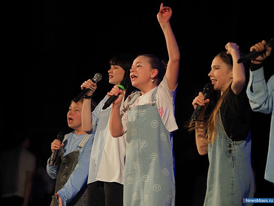 "  !"    1/4   .        , ,  ,   -