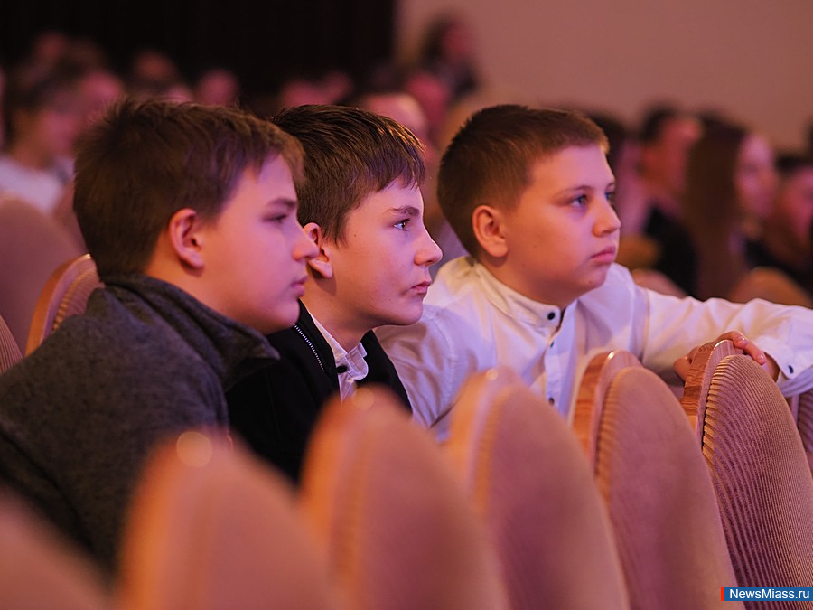 "  !"    1/4   .        , ,  ,   -