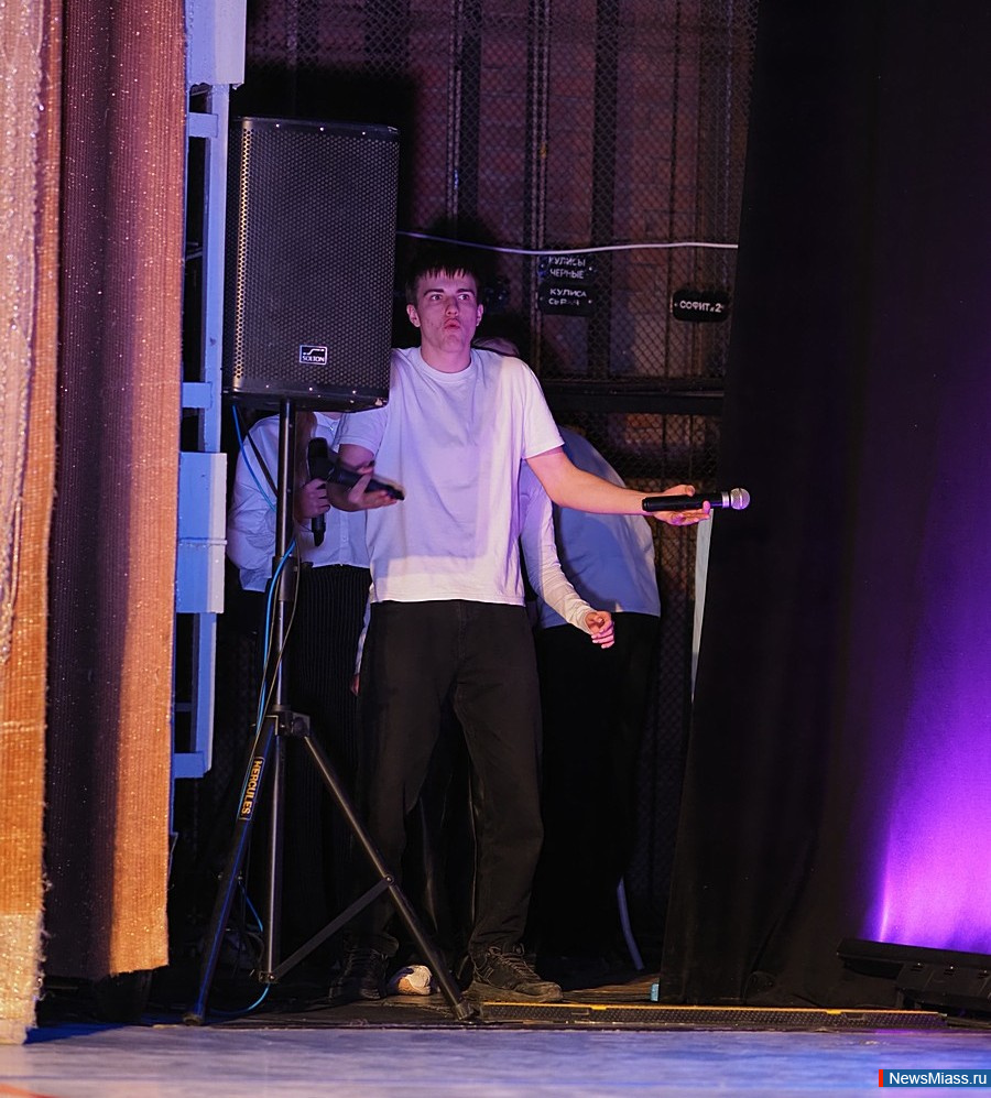 "  !"    1/4   .        , ,  ,   -