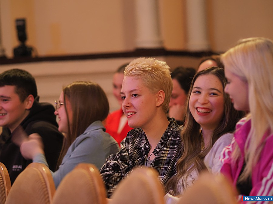 "  !"    1/4   .        , ,  ,   -